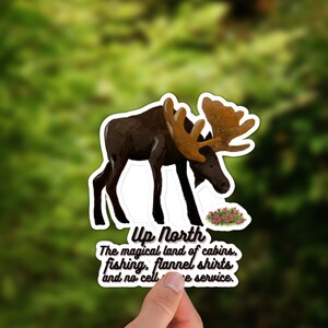 Up North Moose Sticker | Het magische land van hutten, vissen, flanellen shirts en geen mobiele telefoondienst | Vinyl glanzende sticker | 3" / 4"/5.5"
