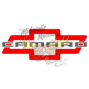 Può includere: Un design grafico con un emblema Chevrolet rosso brillante a forma di papillon con la parola CAMARO in lettere maiuscole grigio scuro al centro. Dietro l'emblema c'è una tenue illustrazione di un alce dei cartoni animati con un sigaro e il testo The Midnight Mechanic.