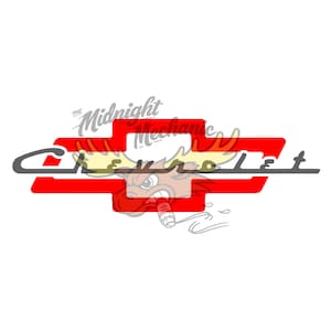 Op de afbeelding: Een grafisch ontwerp met een felrood Chevrolet-vlinderembleem, overlapt door een grijs cursief Chevrolet-schrift. Een bruine en beige cartoon-elandkop staat in het midden en bijt in een bougie, met de tekst The Midnight Mechanic erboven.