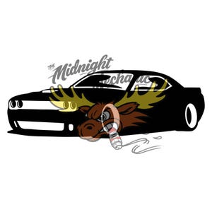 Może przedstawiać: Czarna graficzna ilustracja samochodu typu muscle car z brązową głową łosia z dużym porożem umieszczoną z przodu. Łoś trzyma w pysku małą biało-czerwoną świecę zapłonową. Powyżej znajduje się napis The Midnight Mechanic.