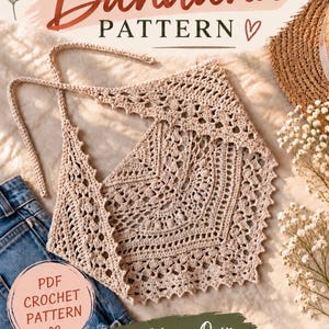 Könnte beinhalten: Ein beigefarbenes Häkel-Bandana in dreieckiger Form mit kompliziertem spitzenartigen Muster. Der Text lautet CROCHET Bandana PATTERN, PDF CROCHET PATTERN und Make Your Own Boho Bandana! Der Artikel hat dünne Bänder an den oberen Ecken.