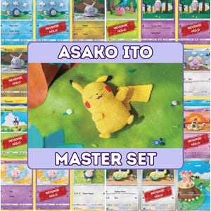 Könnte beinhalten: Eine gelbe, gehäkelte Pikachu-Figur mit schwarz gespitzten Ohren und roten Wangen, zentriert auf grünem Hintergrund. Das Bild zeigt den Text ASAKO ITO und MASTER SET in einem violetten Banner, umgeben von einer Collage aus Sammelkarten.