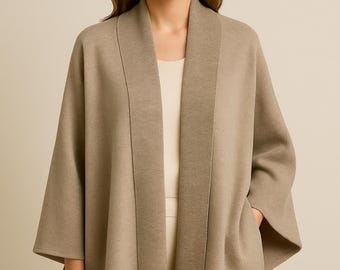 高級ベビーアルパカケープ – ペルーで手作りされた柔らかなニットのルアナ