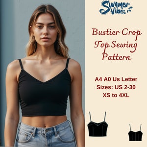 Pode incluir: Um padrão de costura para um top curto de bustier preto, tamanhos XS a 4XL. O padrão está disponível nos tamanhos A4, A0 e US Letter. O padrão é mostrado em uma modelo que está usando um top curto preto e jeans azul.