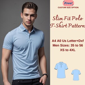 Pu&ograve; includere: Un modello digitale per una polo slim fit. Il modello include taglie dalla XS alla 4XL ed &egrave; disponibile nei formati A4, A0, US Letter e DXF. L'immagine mostra un uomo che indossa una polo blu chiaro e due illustrazioni del modello della polo.