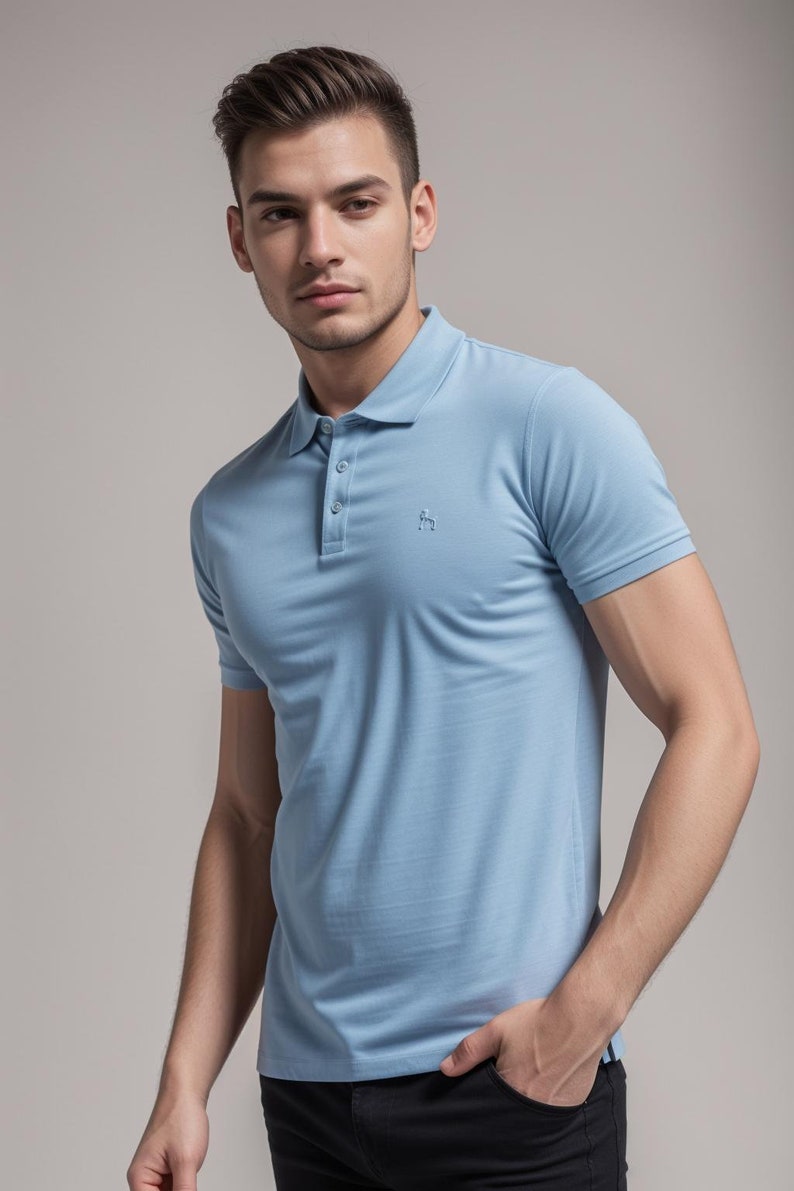 Pu&ograve; includere: Una polo a maniche corte blu chiaro con un piccolo logo sul petto sinistro.