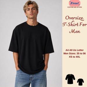 Könnte beinhalten: Ein schwarzes, übergroßes T-Shirt mit kurzen Ärmeln. Das Shirt wird von einer Person getragen, die eine blaue Jeans trägt. Der Text auf der Seite lautet "Oversize T-Shirt For Men" und "Custom Size Option". Das Shirt ist in den Größen XS bis 4XL erhältlich.