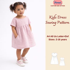 Puede incluir: Una niña con un vestido rosa claro con bolsillos y zapatillas a juego. La imagen anuncia un "Patrón de costura de vestido para niños", con tallas de 2 a 16 años. El vestido tiene un diseño sencillo.