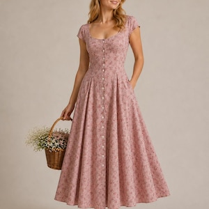 K&ouml;nnte beinhalten: Ein altrosa Midikleid mit kleinem Blumenmuster, einem weiten Ausschnitt, kurzen &Auml;rmeln und einem ausgestellten Rock mit durchgehender Knopfleiste auf der Vorderseite. Das Kleid verf&uuml;gt &uuml;ber seitliche Eingrifftaschen und ein k&ouml;rpernahes Oberteil.