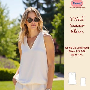 Può includere: Una donna indossa una camicetta estiva bianca con scollo a V. L'immagine include il testo "V Neck Summer Blouse" e "Free! Custom Size Option". La camicetta è disponibile nelle taglie US 2-30 e XS a 4XL.