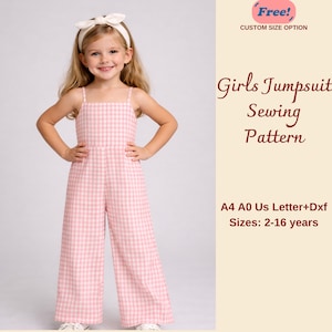 以下が含まれることがあります： 細いストラップとワイドレッグのピンクと白のギンガムジャンプスーツを着た女の子。画像には「Girls Jumpsuit Sewing Pattern」と「Sizes: 2-16 years」というテキストが含まれています。