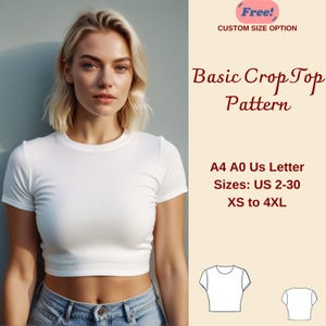 Puede incluir: Un patrón de costura para un top corto blanco con una modelo que lleva el top. El patrón está disponible en las tallas US 2-30, XS a 4XL, y en tamaños A4, A0 y US Letter. El texto "Free! Custom Size Option" está en la parte superior de la imagen.