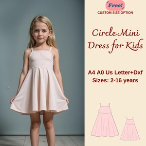 Pode incluir: Um padrão de costura para um vestido mini circular rosa para crianças. O padrão inclui tamanhos de 2 a 16 anos e está disponível nos formatos A4, A0, US Letter e DXF. O padrão é mostrado em uma menina pequena usando o vestido.