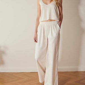 Puede incluir: Pantal&oacute;n blanco de lino de pierna ancha con cintura el&aacute;stica.