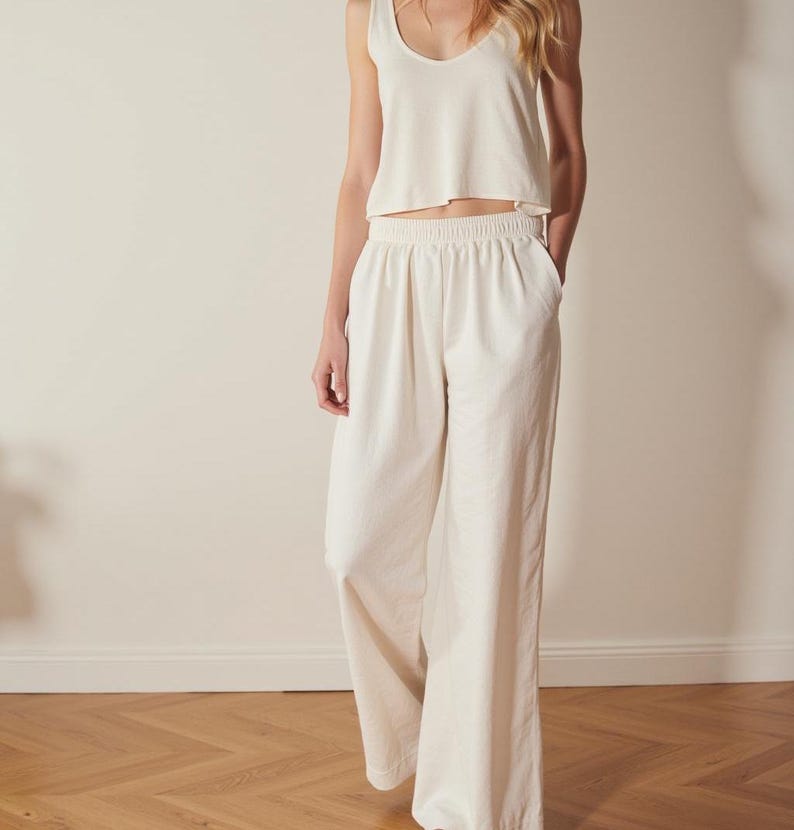 Puede incluir: Pantal&oacute;n blanco de lino de pierna ancha con cintura el&aacute;stica.