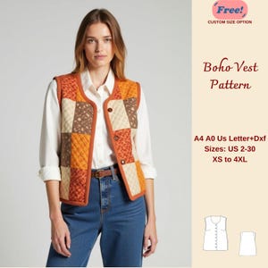 Op de afbeelding: Een naaipatroon voor een boho-vest met een patchwork-ontwerp in tinten oranje, bruin en crème. Het patroon omvat maten XS tot 4XL en is verkrijgbaar in A4, A0 en US Letter formaten. Het patroon is ook verkrijgbaar in Dxf-formaat. "Free! Custom Size Option" staat in de rechterbovenhoek van de afbeelding.