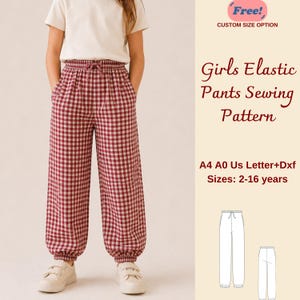 Könnte beinhalten: Ein Schnittmuster für eine Hose mit Gummizug in rot-weißem Vichy-Karo-Muster. Der Text lautet: Free! CUSTOM SIZE OPTION, Girls Elastic Pants Sewing Pattern, A4 A0 Us Letter+Dxf, Sizes: 2-16 years. Enthält eine technische Zeichnung der Hose.