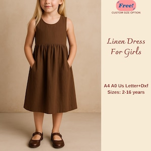 Könnte beinhalten: Ein ärmelloses braunes Leinenkleid für Mädchen mit geraffter Taille und Taschen. Das knielange Kleid wird mit braunen Mary-Jane-Schuhen getragen. Der Text lautet "Linen Dress For Girls" und "Größen: 2-16 Jahre."