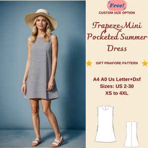 Op de afbeelding: Een gestreepte, mouwloze trapezejurk met zakken. De jurk wordt getoond op een model dat een strohoed en sandalen draagt. De afbeelding bevat ook een lijntekening van het jurkpatroon. De tekst op de afbeelding luidt "Free! Custom Size Option Trapeze Mini Pocketed Summer Dress Gift Pinafore Pattern A4 A0 Us Letter+Dxf Sizes: US 2-30 XS to 4XL"