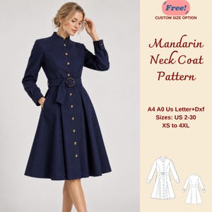 Op de afbeelding: Een marineblauwe jas met een mandarijnkraag, lange mouwen en een knoopsluiting aan de voorzijde. De jas heeft een ceintuur in de taille met een ronde gesp en een uitlopende rok. Tekst: Free! CUSTOM SIZE OPTION, Mandarin Neck Coat Pattern, A4 A0 Us Letter+Dxf, Sizes: US 2-30, XS to 4XL.