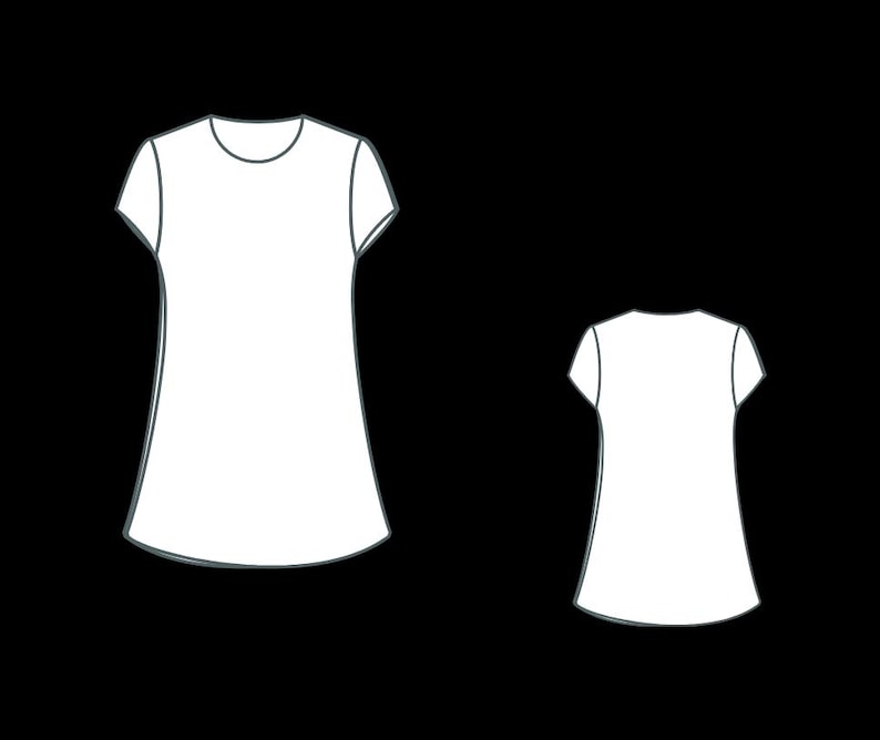 Op de afbeelding: Twee witte T-shirts met korte mouwen en een ronde halslijn worden tegen een zwarte achtergrond getoond. E&eacute;n shirt is groter dan de ander, met een licht uitlopende zoom. De shirts zijn omlijnd in een donkergrijze kleur.