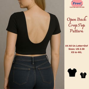 Può includere: Modello di crop top nero con schiena scoperta. Il top ha maniche corte e schiena a U. L'immagine include anche il testo "Open Back Crop Top Pattern" e opzioni di taglia da XS a 4XL.