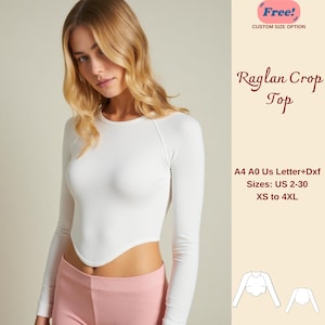 Op de afbeelding: Witte raglan crop top naaipatroon met lange mouwen. Het patroon omvat maten US 2-30, XS tot 4XL. Het patroon is beschikbaar in A4, A0 en US Letter formaten in PDF en DXF.  Gratis! Optie voor aangepaste maat.