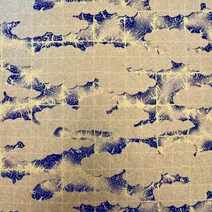 以下が含まれることがあります： 薄いベージュ色の背景に、青い輪郭で囲まれた白い雲が繰り返しパターンで描かれています。雲は小さな青い点でできています。