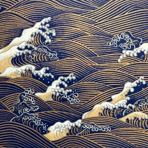 Peut inclure: Un motif répétitif de vagues stylisées dans des tons de bleu et d'or. Les vagues sont superposées et se chevauchent, créant une impression de profondeur et de mouvement. Le motif rappelle l'art japonais traditionnel.