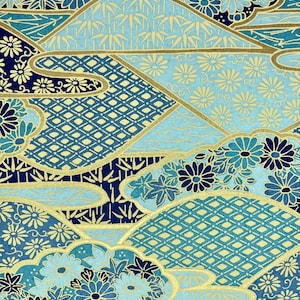Peut inclure: Un tissu à motifs bleus et dorés avec un motif floral répétitif. Le tissu présente une variété de formes et de motifs géométriques, notamment des cercles, des carrés et des diamants. Le tissu est fait d'un matériau doux et léger et serait parfait pour une variété de projets d'artisanat.