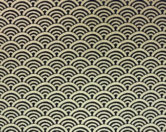 Origami - Yuzen Washi - Chiyogami - Carta serigrafica - Carta artigianale - Varie dimensioni - Motivo a onde Seigaiha dorate su nero n. 34