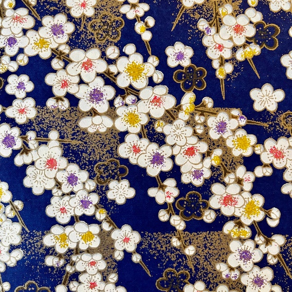 Origami -Yuzen Washi -Chiyogami - Papier sérigraphié -Papier kraft -Diverses tailles -(M) Fleurs de prunier Ume en fleurs sur motif doré et bleu #526