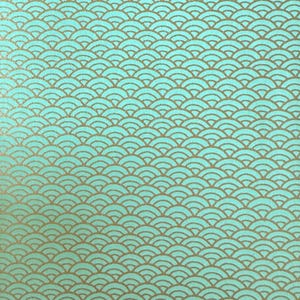 Op de afbeelding: Een herhalend patroon van goudkleurige, halfronde vormen op een lichtblauwe achtergrond. Het ontwerp doet denken aan traditionele Japanse golfpatronen, waardoor een gestructureerd, decoratief oppervlak ontstaat.