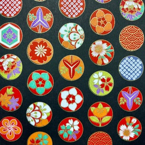 Könnte beinhalten: Ein schwarzer Hintergrund ist mit zahlreichen roten Kreisen bedeckt, die jeweils ein einzigartiges Blumen- oder geometrisches Design enthalten. Die Designs weisen eine Vielzahl von Farben auf, darunter Orange, Weiß, Lila und Grün, mit goldenen Akzenten. Die Gesamtästhetik ist dekorativ und detailliert.