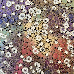 以下が含まれることがあります： 濃い青色の生地に、小さな白と金の色の花が繰り返し模様になっている。花はグラデーションになっていて、一番上の花は一番明るく、一番下の花は一番暗い。