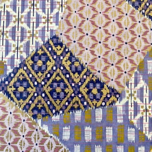 Peut inclure: Un tissu avec un motif géométrique répétitif dans des tons de bleu, violet, or et blanc. Le motif est composé de carrés, de losanges et d'autres formes.