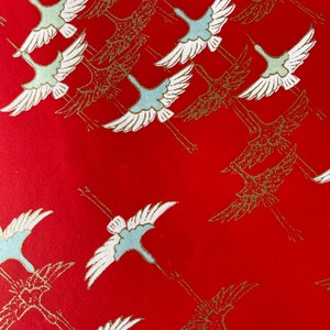 Origami - Yuzen Washi - Chiyogami - Papel serigráfico - Papel para manualidades - Varios tamaños - (T) Bandadas de grullas blancas y doradas sobre fondo rojo Patrón n.° 661