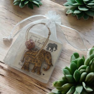Adorno de elefante de hermandad, adorno de madera bohemio con verso de amor y lealtad, regalo para hermana o mejor amiga, símbolo de conexión de amistad. imagen 3