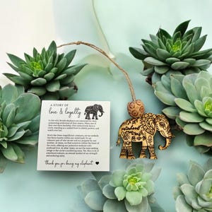 Adorno de elefante de hermandad, adorno de madera bohemio con verso de amor y lealtad, regalo para hermana o mejor amiga, símbolo de conexión de amistad. imagen 2
