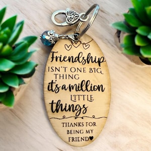 Freundschafts-Schlüsselanhänger aus Holz mit Spruch “Friendship Isn’t One Big Thing” – Rustikales Geschenk für den Besten Freund mit Vintage-Verschluss