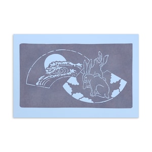 Cartolina giapponese Katagami Standard - Due conigli con luna e onda oceanica - Toni blu vintage Pasqua