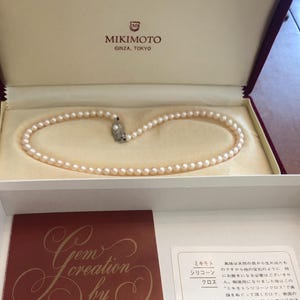 MIKIMOTO ネックレス&ブローチ シリコーンクロス付き MIKIMOTO ネックレス&ブローチ シリコーンクロス付き