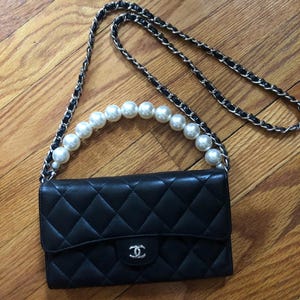 Cartera con solapa auténtica de Chanel con cadena añadida al bolso cruzado WOC