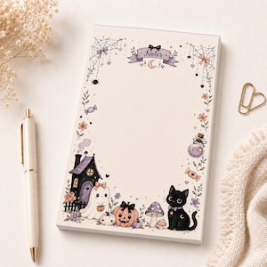 Può includere: Un blocco note rettangolare con sfondo color crema e un bordo decorativo di illustrazioni a tema Halloween, tra cui una casa stregata, un fantasma, una zucca, un gatto nero, funghi, ragnatele e uno stendardo con la scritta Notes.