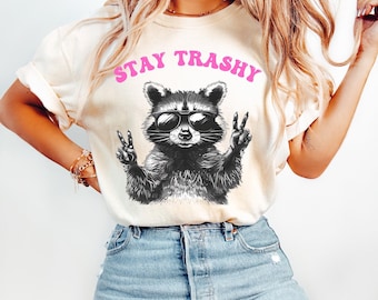Stay Trashy PNG, wilde png, wasbeer png, sarcastische humor sublimatieontwerp, grappig sublimatieontwerp, wilde png, sarcastisch T-shirt