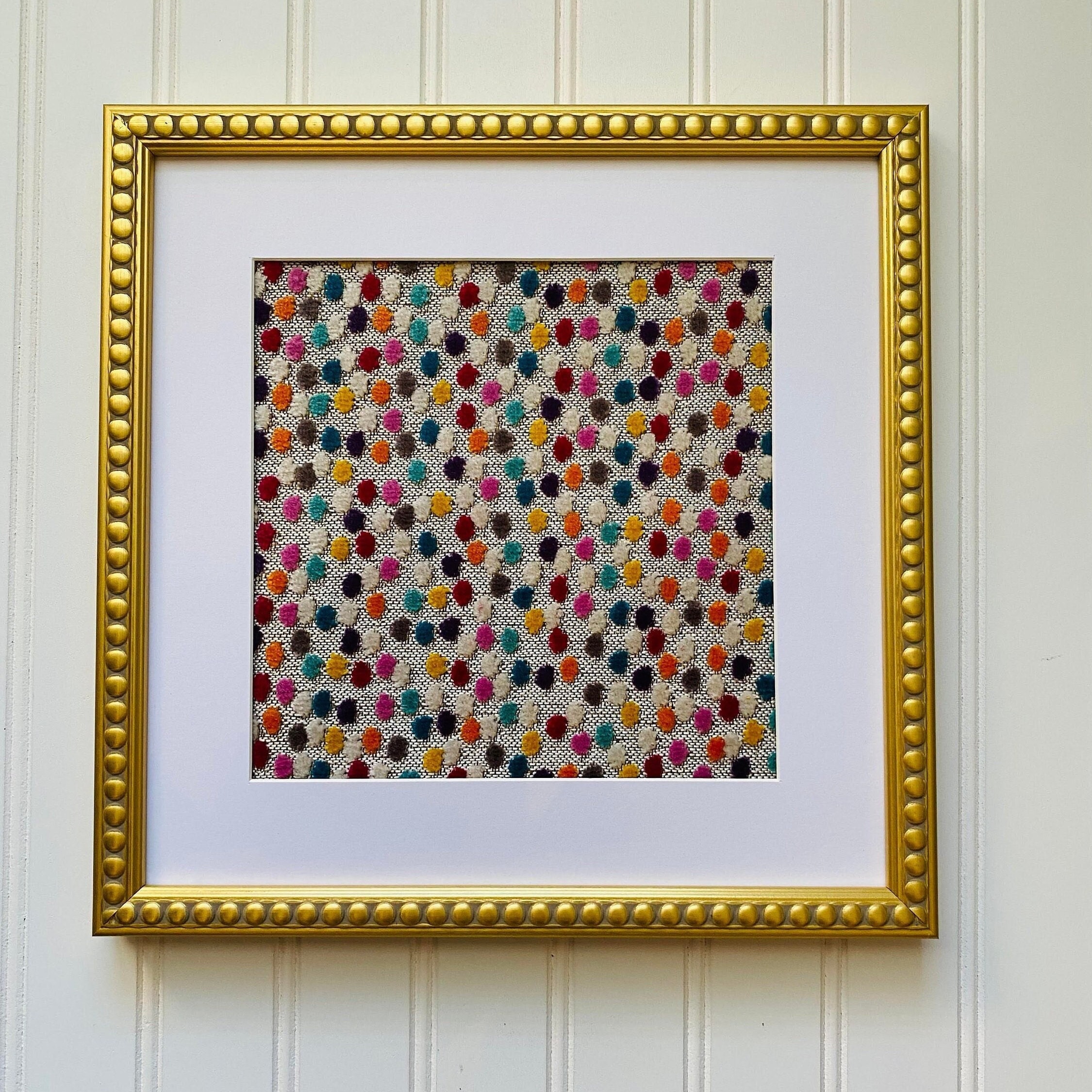 Suspension murale en velours et confettis : oeuvre d'art sur tissu à pois multicolores, cadre doré