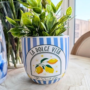 Pode incluir: Um conjunto de três canecas de cerâmica com acabamento fosco e salpicado. As canecas são em tons de creme, castanho claro e castanho escuro. Cada caneca tem um design simples e minimalista.