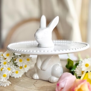 Könnte beinhalten: Ein Set aus drei Keramikbechern mit gesprenkelter, matter Oberfläche. Die Becher sind in Blau-, Grün- und Weißtönen gehalten. Jeder Becher hat ein schlichtes, modernes Design, ideal für Kaffee oder Tee. Die Becher sind aufeinander gestapelt.