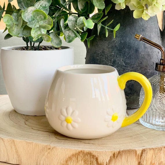 Daisy Rounded Mug | Embossed Daisy Flower Cup 460ml | Spring Mug Gift for Her | Mother's Day Cute Ceramic Mug