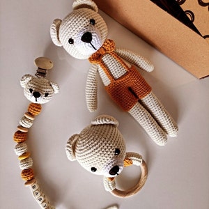 Neugeborenen Baby Jungen Geschenk Set, häkeln Bär Lovey Rassel Set Geschenkbox, Amigurumi Bär Babypartygeschenk, Geschenk für Baby, erstes Spielzeug, neue Mutter Geschenk Bild 3